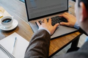 Como referenciar mídias digitais e redes sociais no TCC